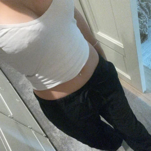 Svarta linnebyxor  - Ett par svarta linne byxor ifrån ginatricot. Storlek XS men väldigt stora is storlek och derför jag säljer dom. Väldigt sköna och i nyskick då jag bara testat dom. Spårbarfrakt är 54kr 🖤 Nypris : 400kr Pris går att sänka vi snabb affär :)