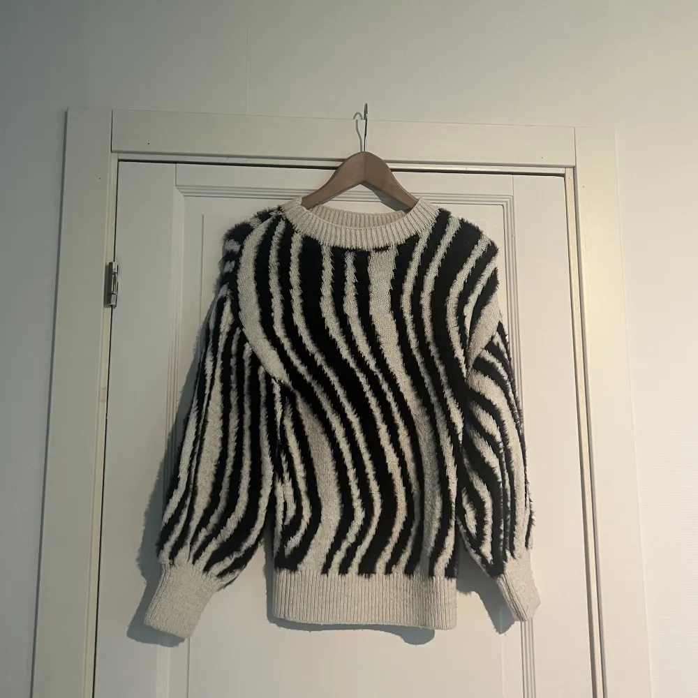 Stickad tröja från bikbok med zebra mönster, knappt använd. . Stickat.