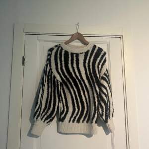 Stickad tröja från bikbok med zebra mönster, knappt använd. 