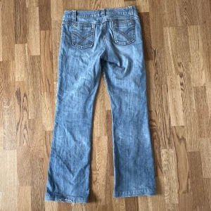 Low wais jeans - Säljer mina lågmidjade raka jeans då de inte riktigt passar mig längre :/  (Storleken är 12 men beror på hur man vill att de ska sitta)  Tyvärr lite skadade länst ner men inte märkbart.  Skriv privat för bilder eller frågor 🥰