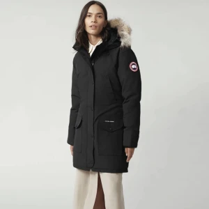 Canada goose jacka  - Bra skick, är sååååå varm, den är äkta, man kan även ta av å på pälsen om man känner för de. Pris kan diskuteras, skriv även för fler bilder 💕köptes för 1 år sen så bara använd 1 vinter 
