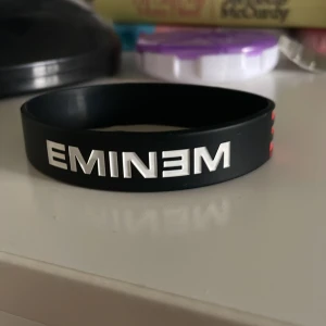 eminem armband  - nytt kostar kring 75kr typ, lite för stort på mig men är i bra kvalitet! 