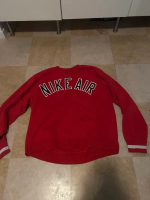 Nike/adidas - - adidas jackan är i storlek S (500kr) - Nike tröjan är i storlek M (400kr)  - - snabbaffär 600kr för båda