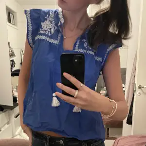 Jättefin blåmönstrad tröja från H&M!!