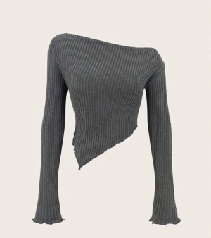 Tröja - Helt ny, fått hem nyligen och endast provat. Satt inte bra på mig då ja föreställde mig att den skulle sitta lite löst