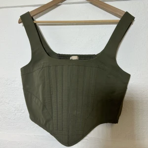 Grön korsettopp från hm storlek M - Fin topp! Skulle säga att den är en lite mindre M.
