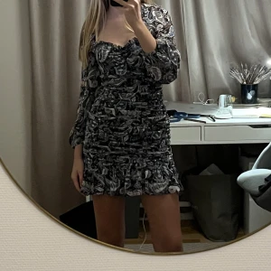 Klänning Zara - Ser grå ut på bilden men är supersnygg blå/lila klänning från zara. Aldrig använd och i nyskick. Säljer då den var för stor. 