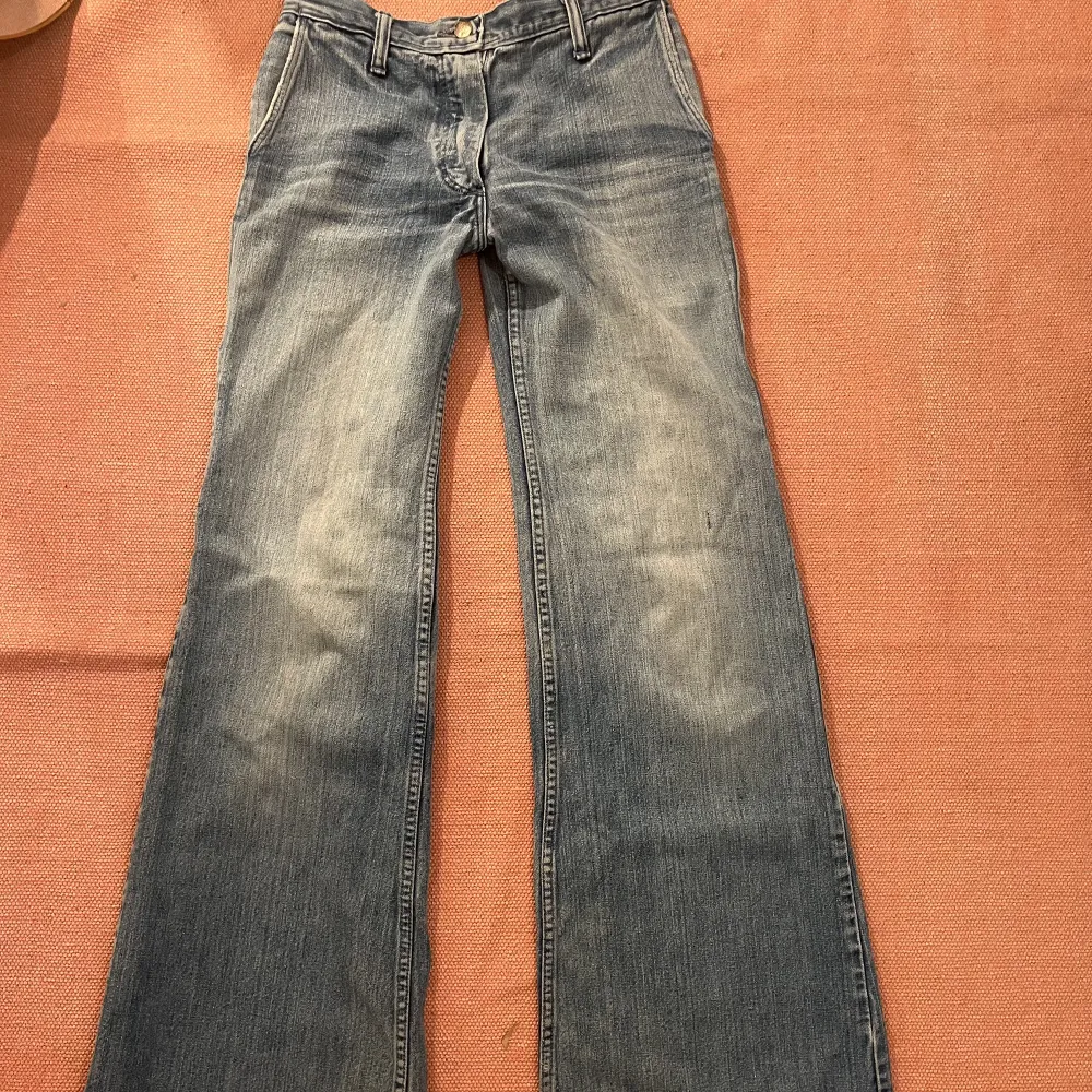 Super charmiga bootcut jeans köpta secondhand! 🙌 Tyvärr för små vid midjan därav säljer jag. Små defekter finns men inget märkvärdigt.  Midja: 37 innerbenen: 86 🫶. Jeans & Byxor.