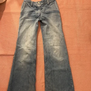 Vintage jeans - Super charmiga bootcut jeans köpta secondhand! 🙌 Tyvärr för små vid midjan därav säljer jag. Små defekter finns men inget märkvärdigt.  Midja: 37 innerbenen: 86 🫶
