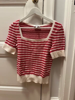 other stories topp - säljer denna jättegulliga topp från other stories, använt få gånger 🎀