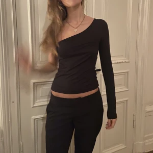 One shoulder topp - Snygg svart one shoulder topp från weekday! Knappt använd. 