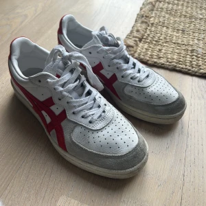 Skor onitsuka tiger  - Så snygga skor från onitsuka tiger i superfint skick! Endast använda fåtal gånger. Storleken är 37 och nypris 1500kr