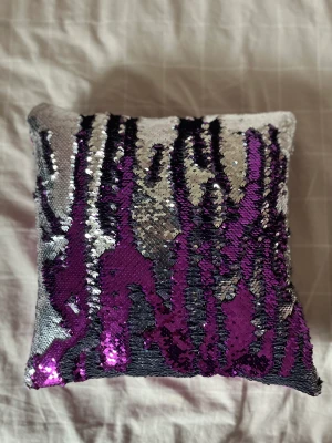 Lila & silver, Paljettkudde - En Paljettkudde som är väldigt kul att hålla på med. Speciellt för barn. 