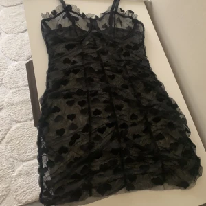 Genomskinlig klänning  - Säljer denna inte ens provade klänning då jag direkt märkte att kuporna var för små när jag var påväg att prova den. Så tråkigt för den är så söt med de små hjärtana på. 🖤 köpt i England. Storlek xs-s