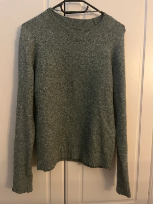 Vero moda stickad tröja - Säljer min gröna vero moda tröja då den inte kommer till användning längre. Inga defterter, något nopprig men inget man lägger märke till💚