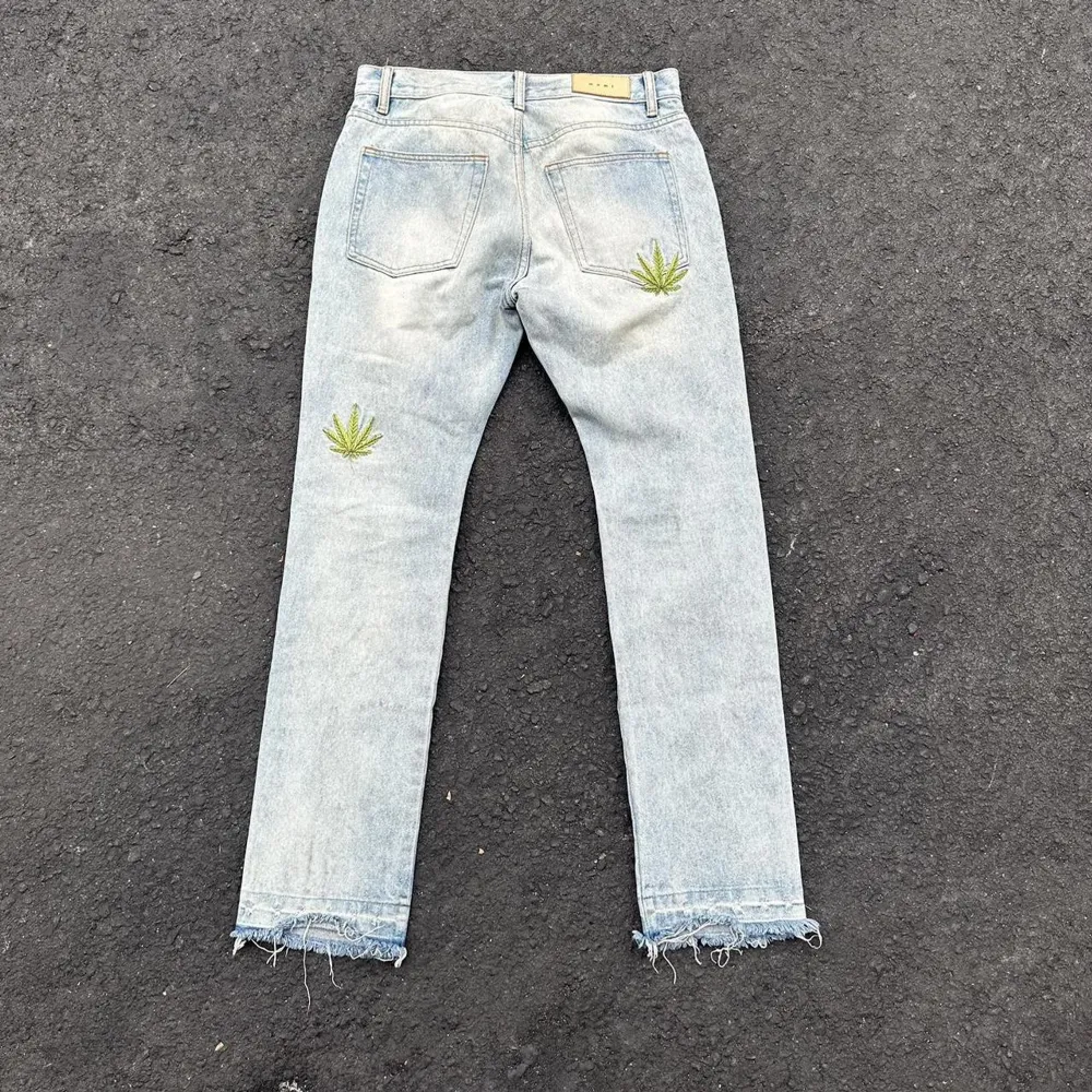 Oanvända jeans, storlek 36. Säljer de för 450kr. De är helt slutsålda överallt. Nyspris var 800kr. Skriv vid intresse för frågor eller flera bilder på dem. . Jeans & Byxor.