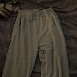mjukis byxor  - säljer mina gråa mjukis byxor från shein dom är ganska tunna och bra om man vill ha byxor på sommaren eller när de är lite varmare 