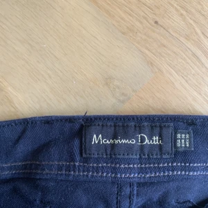 Chinos från Massimo Dutti  - Snygga marinblåa chinos som endast är använda 1 gång. Priset kan diskuteras vid snabb affär 