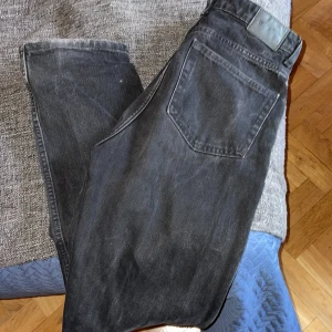 Weekday jeans  - Svarta Row jeans från Weekday i bra skick! Storlek 26/32. Passar inte mig längre tyvärr. Ordinarie pris 500 kr säljes för 100kr. Mid waist 