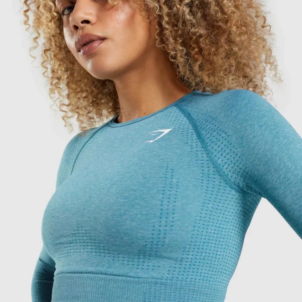 Seamless crop top från gymshark i mycket fint skick. Finns i svart också, kan fixa paket pris om man köper båda! 🥳. Hoodies.