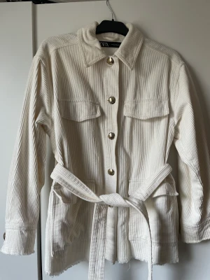 Zara jacka - Använd ett par gånger i storlek xs, beige vit