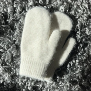 Vantar  - Perfekta vita höst & vinter vantarna! Galet mjuka och sköna🧸☕️ materialet påminner verkligen om ”mohair”!! Säljs helt nya och oanvända💘