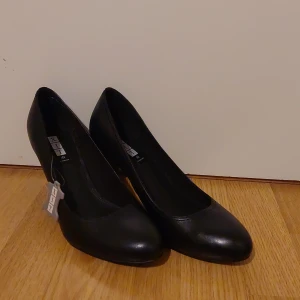 Klackerskor - Stl 41. Bara testade aldig använda ordinarie pris 500 