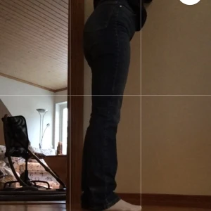 Straight mörkblå jeans - Säljer dessa mörkblå jeans som inte kommer till användning. Köpta på bikbok. Kolla sista bilden för att se färgen på byxorna i ljus.