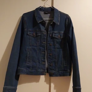 Jeansjacka  - Jeansjacka i storlek L. Aldrig använd pga inte min stil. Tyget är stretchig.