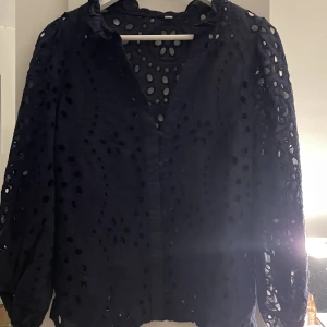 Blå Blus - Jättefin blå blus som jag nu säljer då den inte kommer till användning längre💙