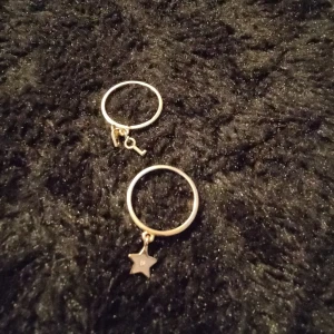 Ringar - Två ringar ifrån h&m, en med en stjärna och en med en nyckel och lås. Använd max 3 gånger så inget som syns 
