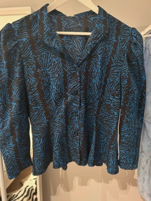 Fin blus - Blus i storlek L men passar också mig i S.