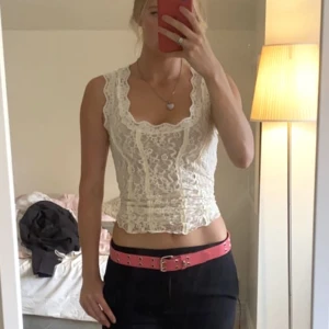 Spetstopp - Vit/cremefärgad spetstopp, lite stretch. Inga defekter.