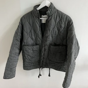 Zara jacka - Superfint skick! , köpt här på plick men endast provad av mig & säljer pga av att den inte riktigt var min stil🌸slutsåld från zara