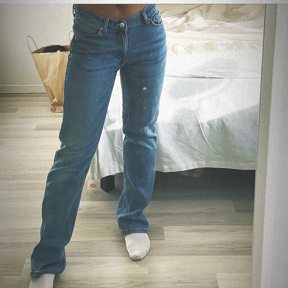 Skit snygga jeans från weekday som tyvärr inte kommer till användning, använda Max 5 ggr så är fortfarande i fint skick! Hör av er vid frågor 💖. Jeans & Byxor.