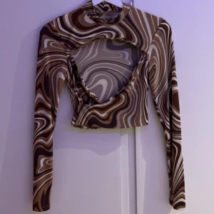 Tröja - Säljer denna tröja. Aldrig använt, jätte bra skick.💗 !! Tryck INTE på köp nu, skriv privat till mig om du vill köpa!! 