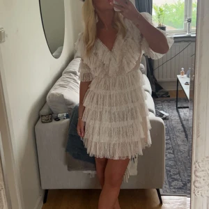 Studentklänning - Säljer min studentklänning, endast använd 1 gång är i väldigt bra skick. Köpt för 2500 