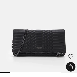 Zadig väska  - Säljer min äkta Zadig&Voltaire väska då den inte används, väskan är smarsamt använd och är i nyskick!💓Man får med två längder på axelremmen, skickas i orginalpåse