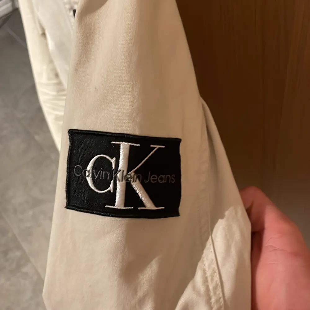 Hej! Säljer nu min Calvin Klein overshirt efter som att jag inte använder den längre! Den är använd ett fåtal gånger och den är i fint skick inga fläckar eller skador på den! Det är storlek M men passar även L hör av er vid funderingar  mvh Oliver . Skjortor.