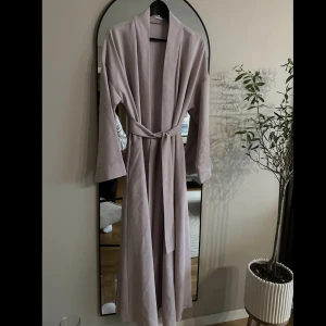 Klänning/abaya - ljuslila💜 - Ljuslila abaya för mycket mycket billigt pris. Köpt för 500kr, säljer för 250kr. Storleken är 40 (M) men passar lika bra för S. Priset kan diskuteras. Mycket bra skick💜