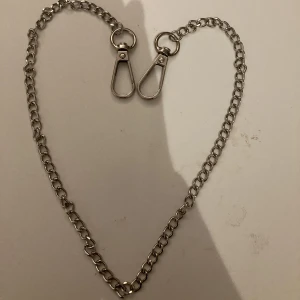 Kedja - 55 cm lång kedja att fästa i bältes looparna | spännena inräknade i måttet | känns inte plastig