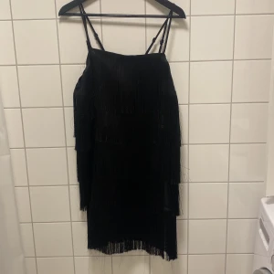 Klänning - Superfin klänning från topshop, använd en gång, köpt hösten 2022 för ca 1000kr.