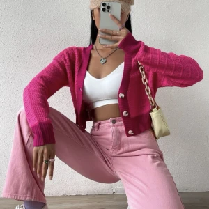 Rosa stickad kofta💗 - Rosa kofta i stickad material, endast använt 1 gång. Köpt för 250kr, säljer för 120kr. Priset kan diskuteras💓