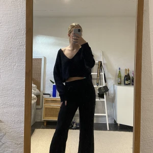 Stickad tröja - Svart, stickad, V-ringad tröja! Säljer pga av att jag har liknade plagg Storlek: XS. Skick: Bra.