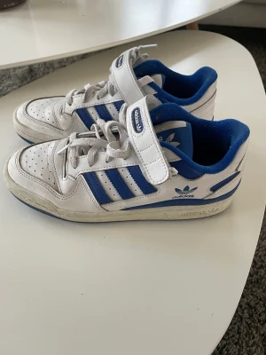Adidas Original Forum - Säljer mina blå adidas skor i storlek 38. Väldigt sköna och är i bra skick💕 