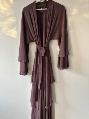 Jätte fin abaya med tillhörande slöja i samma färg kommer med skärp i samma material. 