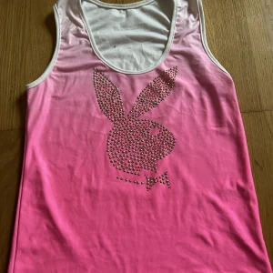 Playboy linne - Rosa vitt Playboy linne med stenar, storlek S skulle jag säga, väldigt fint 