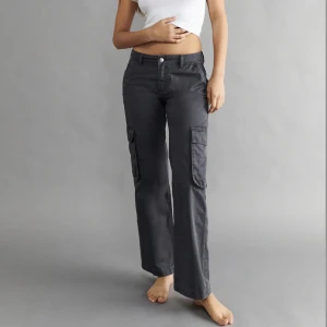 byxor från gina tricot - Super snygga byxor från gina tricot. Storlek 34 och sitter perfekt på mig som är 170 lång. Säljer pga inte riktigt min stil så kommer ej till användning. Skriv för fler bilder💞💞