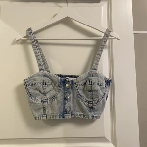 Denim topp - En festlig snygg croptop från GinaTricot. Använd 3 gånger 
