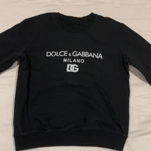 Dolce&Gabbana tröja  - Köpte tröjan i Italien för 3 år sedan. Där av har jag inte kvar några äktahetsbevis kvar där av det låga priset. Ny pris ca 6000. Skick 9/10 